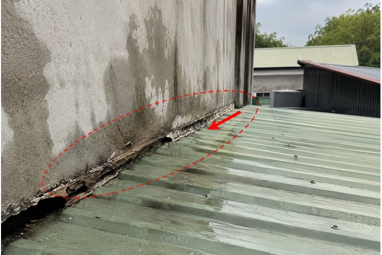 Kiểm tra mái tôn tiếp giáp với tường bị thấm Kiểm tra vị trí mái tôn tiếp giáp với tường bị hở và thấm nước