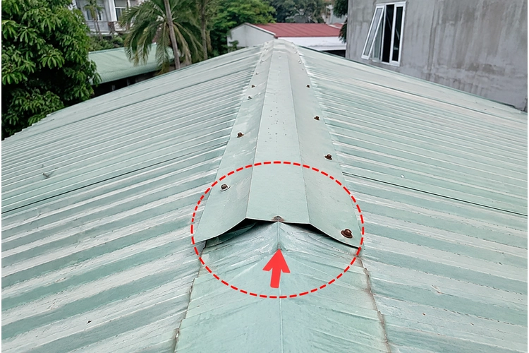 Kiểm tra úp nóc mái tôn bị hở Kiểm tra úp nóc mái tôn bị hở hoặc xô lệch gây thấm nước